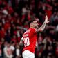 Otamendi, central do Benfica a acenar e a sorrir num jogo do Benfica