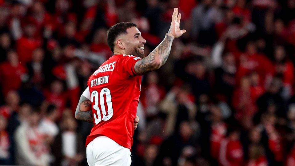 Otamendi, central do Benfica a acenar e a sorrir num jogo do Benfica