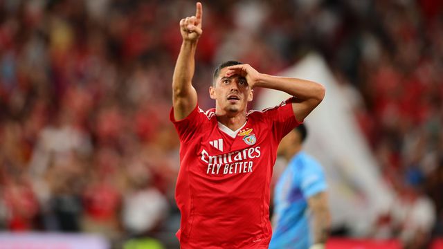 Tiago Gouveia, extremo do Benfica, com a mão por cima dos olhos e a apontar durante um jogo