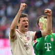 Thomas Muller de punhos cerrados