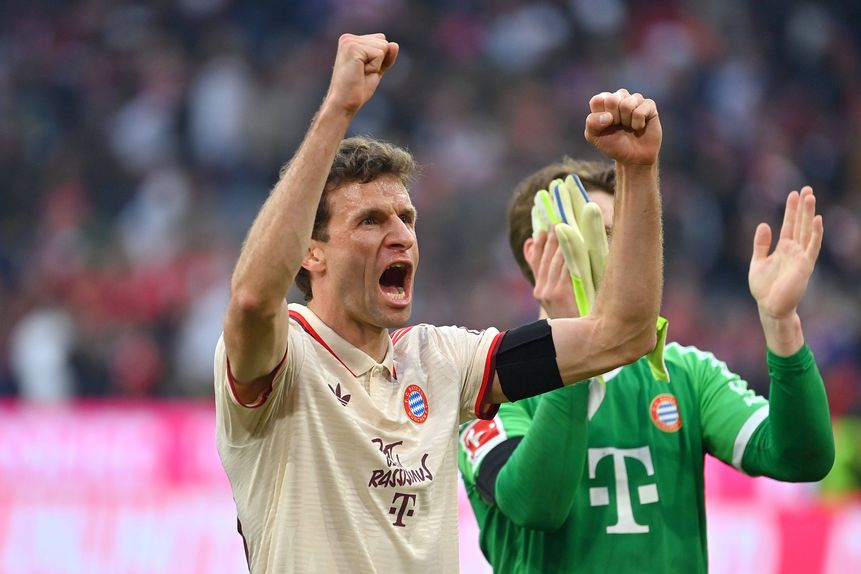 Thomas Muller de punhos cerrados