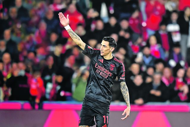 Di María festeja o golo marcado de penálti contra o Gil Vicente, num jogo que assinalou o regresso à competição depois de mês e meio parado