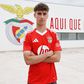 Simão Constantino, médio de 16 anos do Benfica, de braços cruzados e equipado à benfica