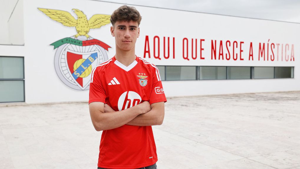 Simão Constantino, médio de 16 anos do Benfica, de braços cruzados e equipado à benfica