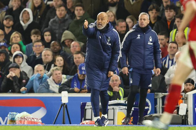 Nuno Espírito Santo dá instruções durante um jogo do Nottingham Forest na Premier League