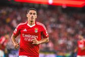 Tiago Gouveia, extremo do Benfica, a correr durante um jogo