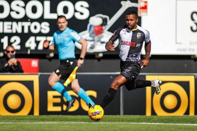 Farense volta a estar impedido de inscrever novos jogadores, mas já contestou decisão