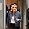 Le Pen à saída do tribunal