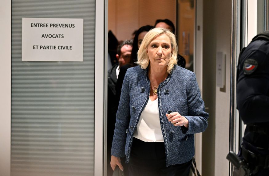 Le Pen à saída do tribunal
