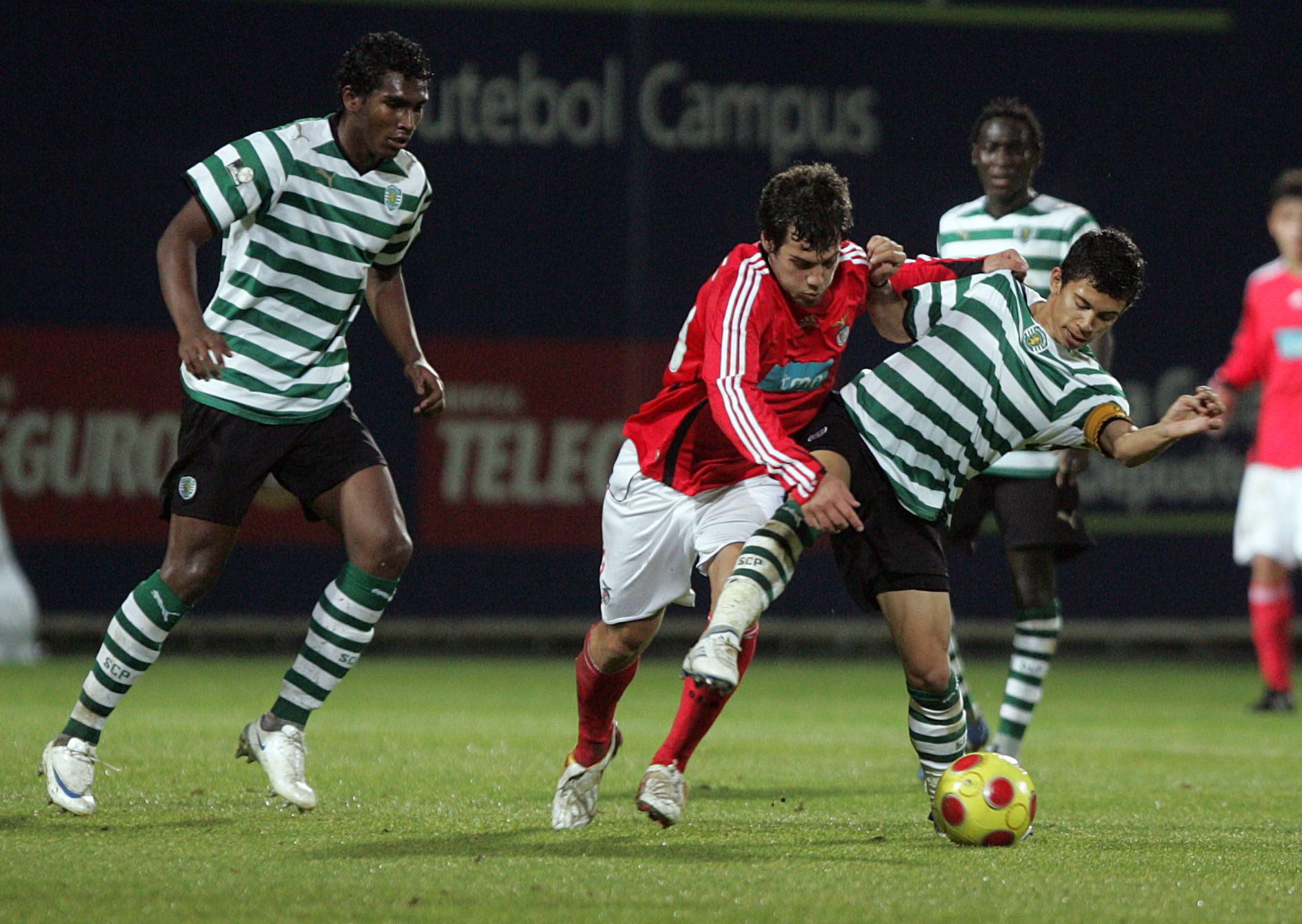 David Simão disputa a bola com André Martins num Benfica-Sporting da Liga Intercalar de 2008 (foto: A BOLA)