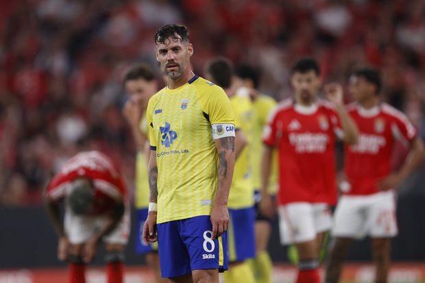 David Simão como capitão do Arouca, frente ao Benfica, clube no qual foi formado - foto: Kapta+