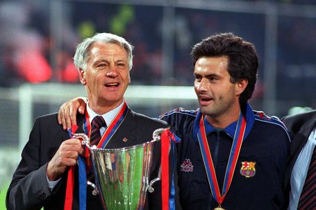 José Mourinho ao lado de Bobby Robson no Barcelona em 1996