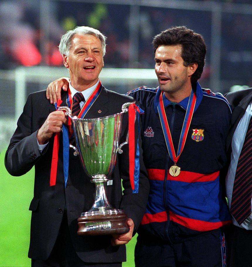 José Mourinho ao lado de Bobby Robson no Barcelona em 1996