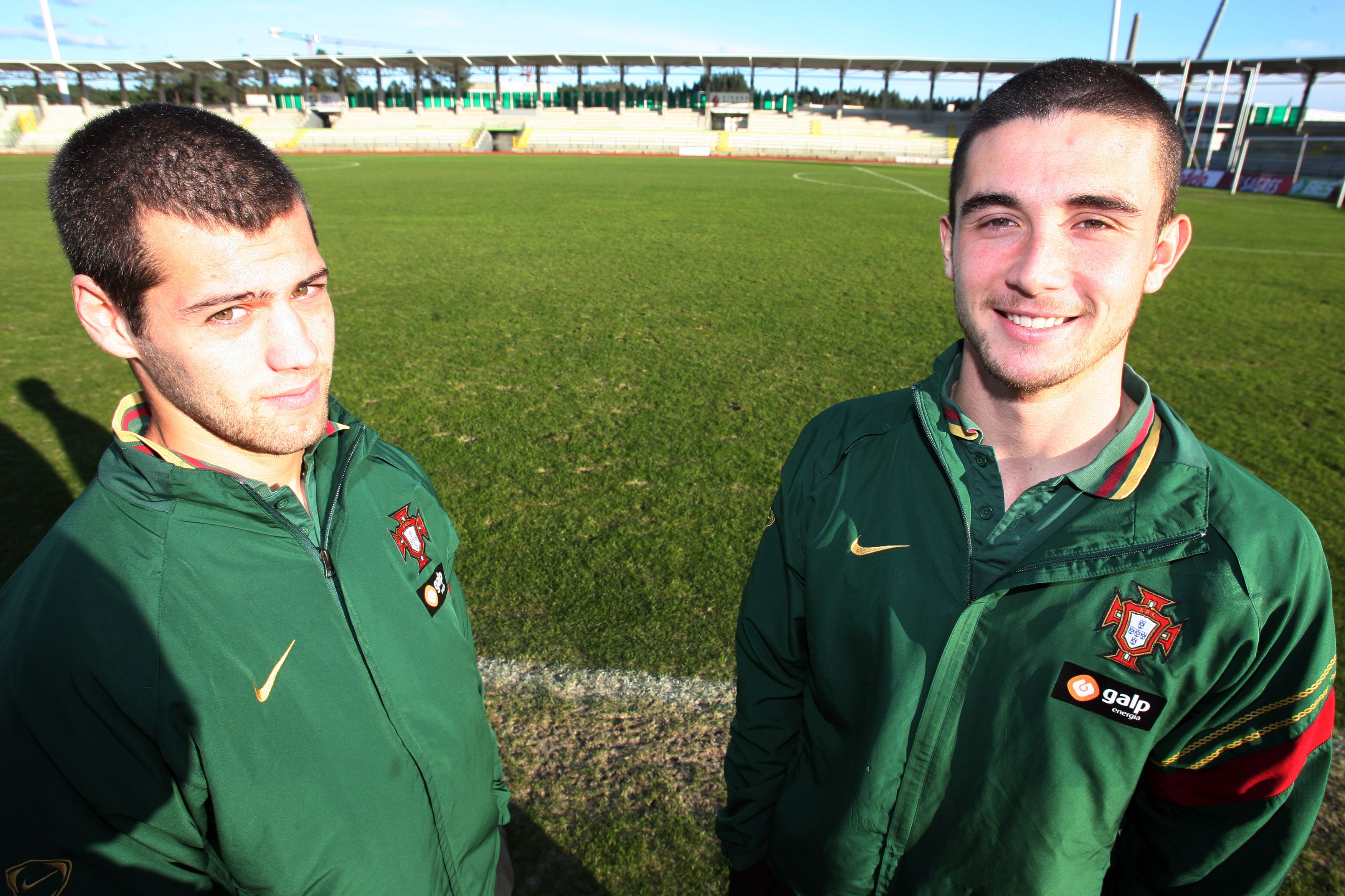 David Simão com João Pereira, outro jogador formado no Benfica, num estágio da seleção sub-20, em Rio Maior (foto: A BOLA)