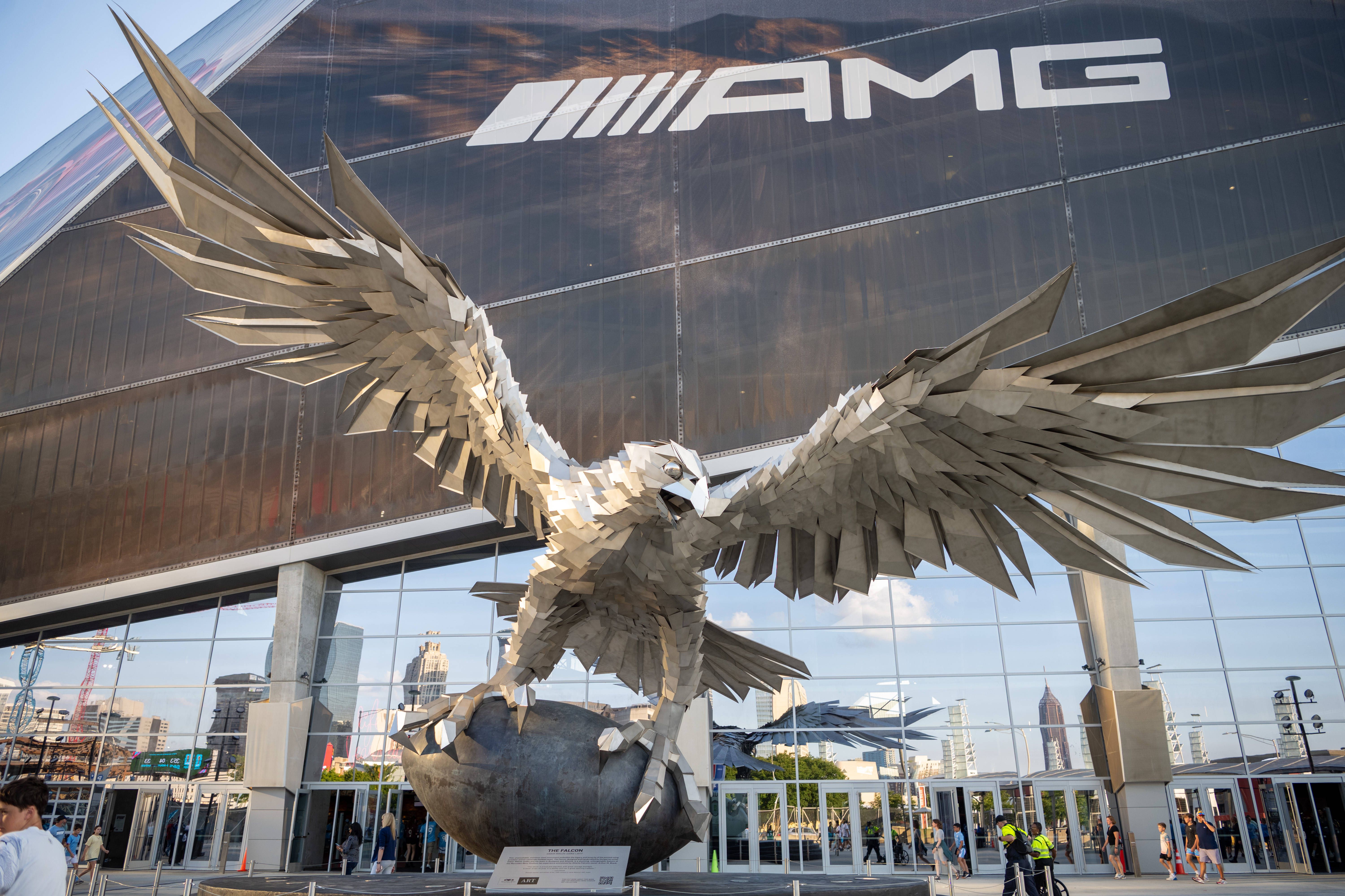 Estádio Mercedes-Benz e uma estátua de um falcão a agarrar uma bola de futebol americano, já que esta é a casa dos Atlanta Falcons (IMAGO)