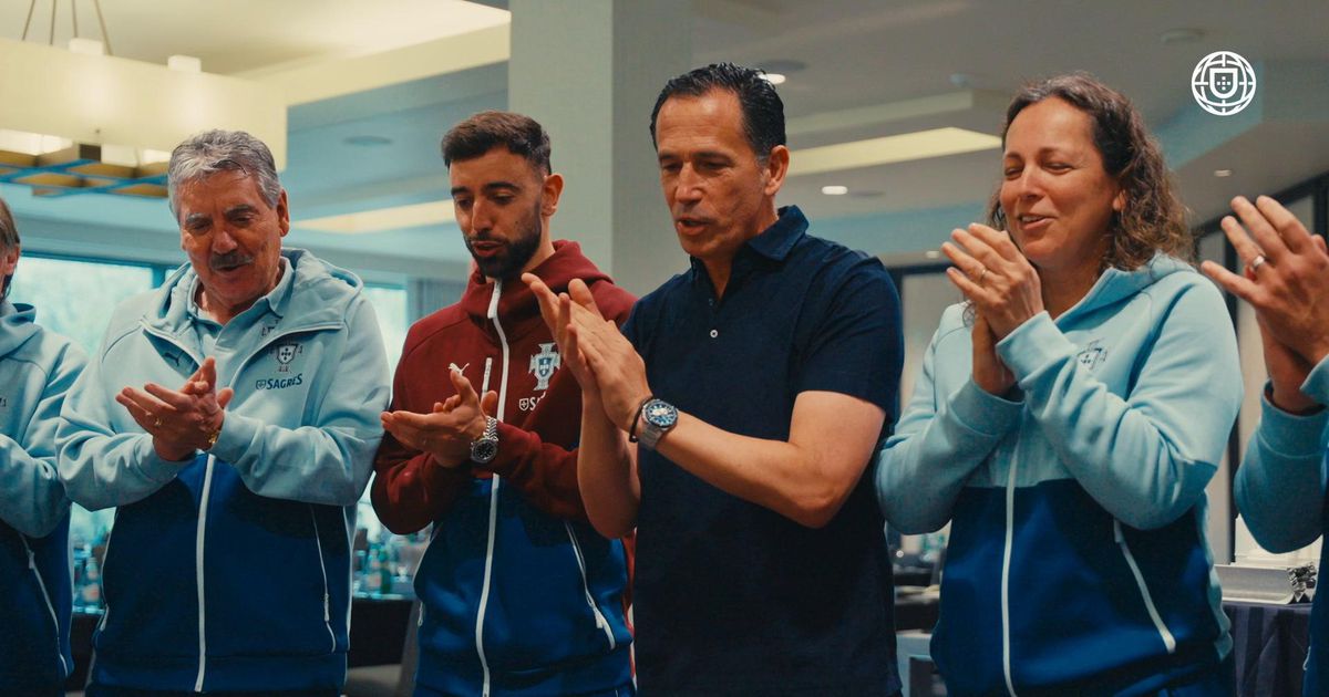 Jogadores cantam os parabéns à FPF: «112 anos não são 112 dias»