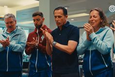 Jogadores cantam os parabéns à FPF: «112 anos não são 112 dias»