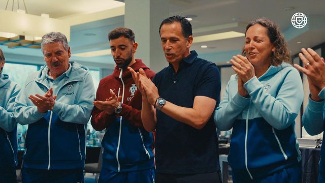 Jogadores cantam os parabéns à FPF: «112 anos não são 112 dias»