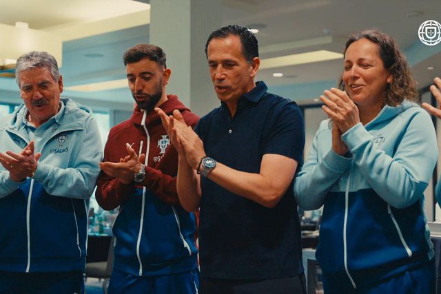 Jogadores cantam os parabéns à FPF: «112 anos não são 112 dias»