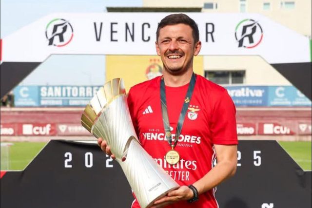 Carlos Soares venceu a Taça Revelação, no ano passado, pelos sub-23 do Benfica, onde era adjunto de Vítor Vinha - Foto: D.R.