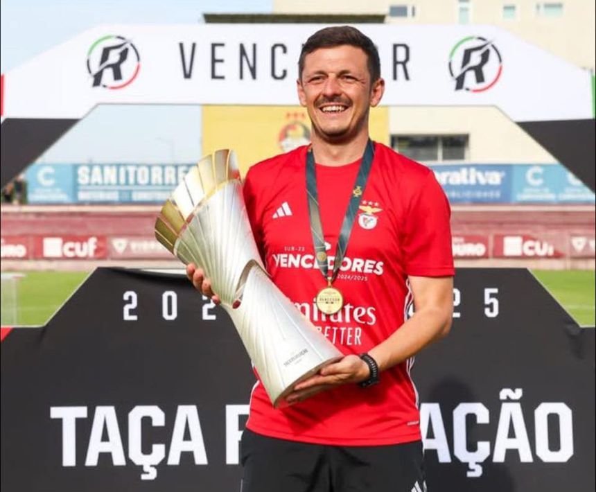 Carlos Soares venceu a Taça Revelação, no ano passado, pelos sub-23 do Benfica, onde era adjunto de Vítor Vinha - Foto: D.R.