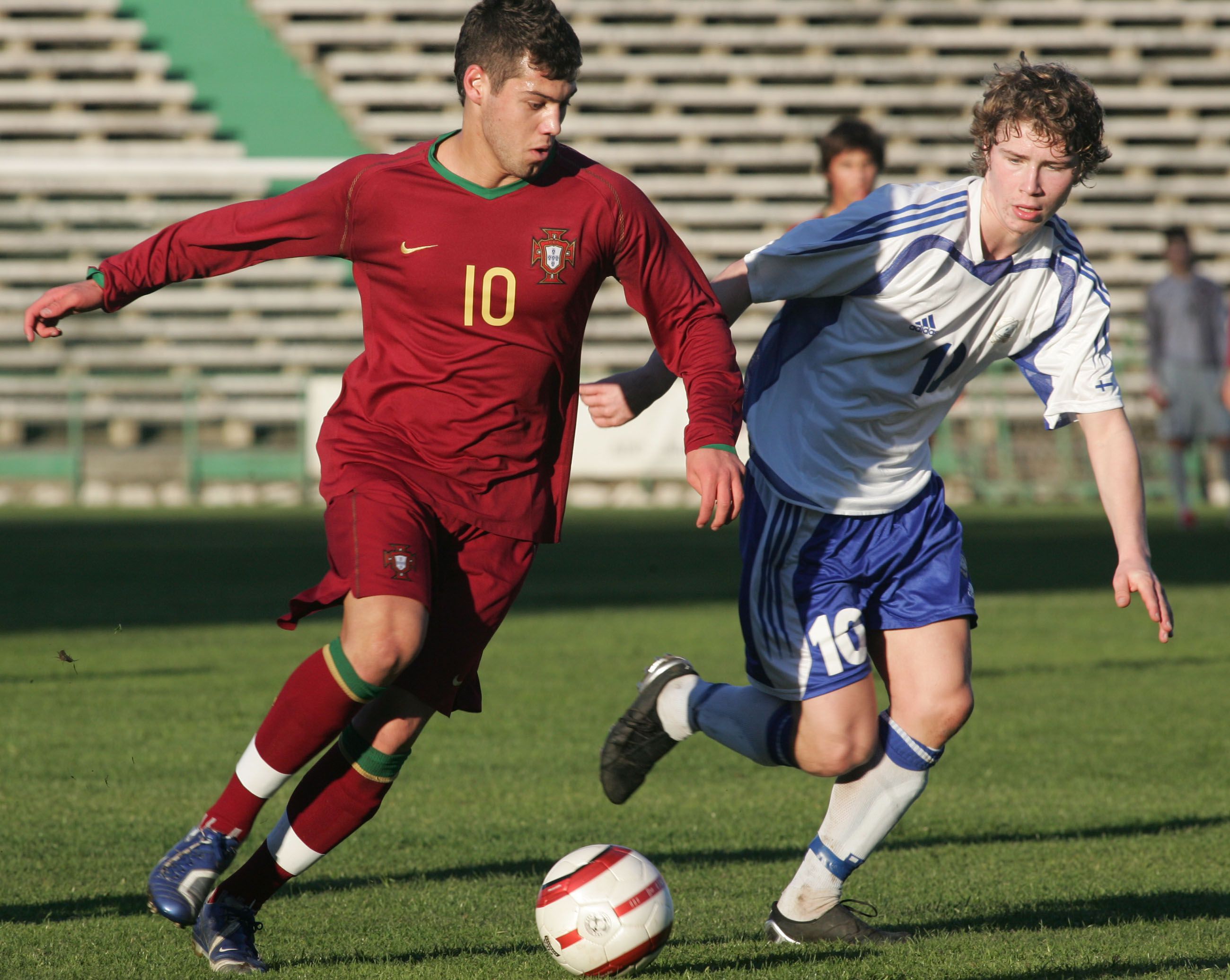 Com a camisola 10 num Portugal-Finlândia de sub-17, disputado no Estádio Alfredo da Silva, no Barreiro (foto: A BOLA)
