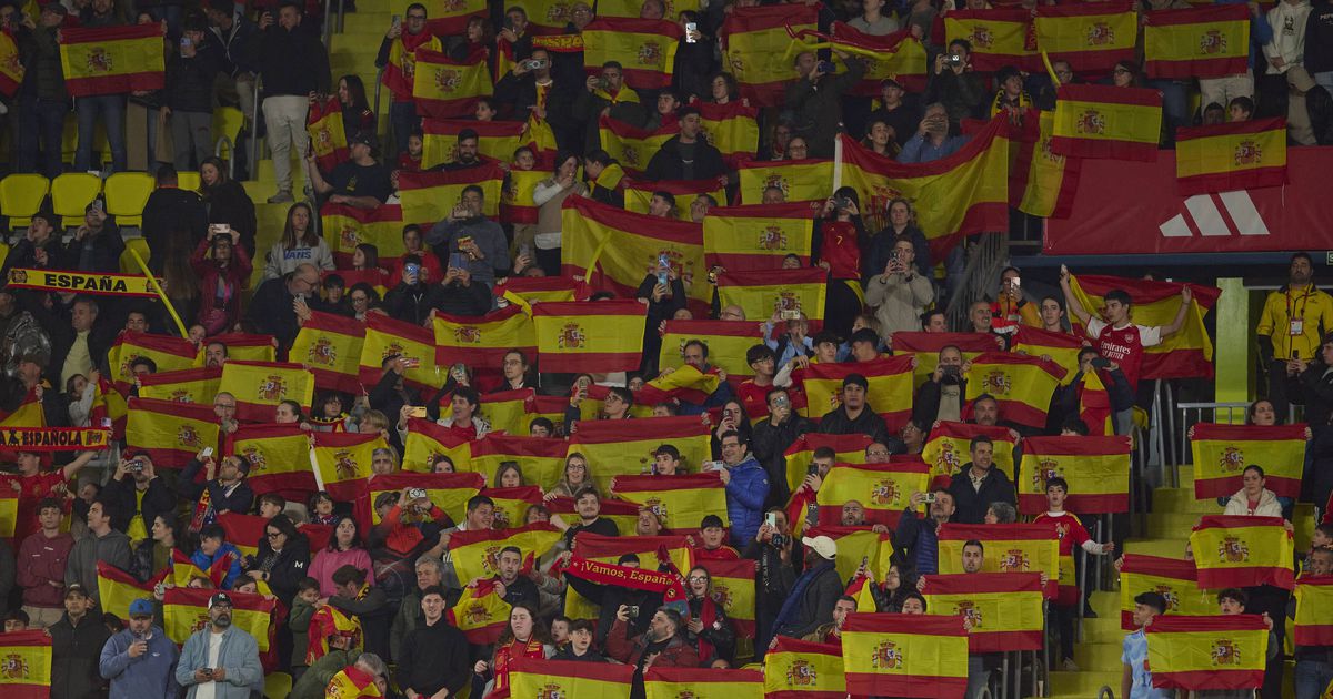 «Quem não salta é muçulmano»: o cântico de adeptos espanhóis contra o Egito