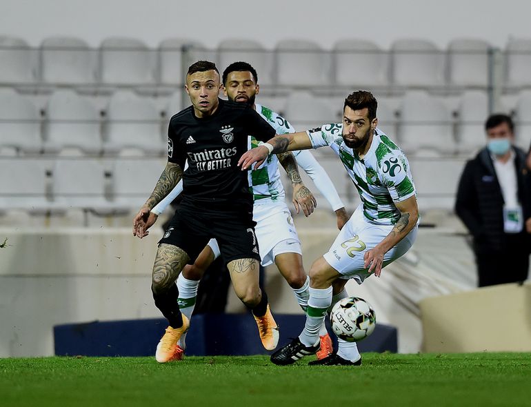 A disputar a bola com Éverton Cebolinha num Moreirense-Benfica (foto: A BOLA)