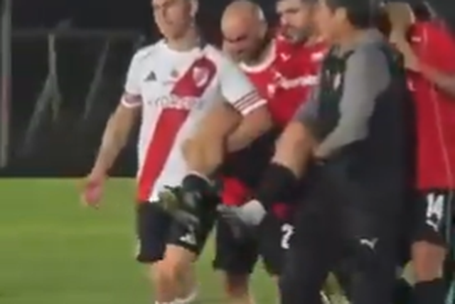 Aguero teve de sair do relvado com ajuda de companheiros de equipa e adversários