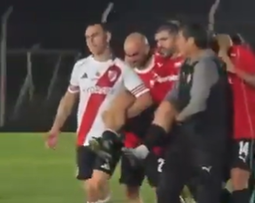 Aguero teve de sair do relvado com ajuda de companheiros de equipa e adversários