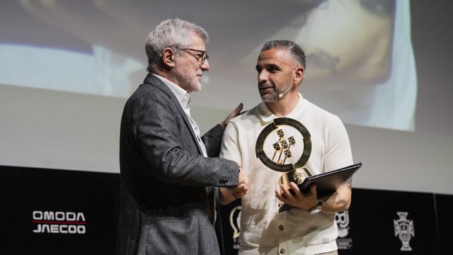 Rui Borges recebe o prémio das mãos de Henrique Calisto - Foto: ANTF