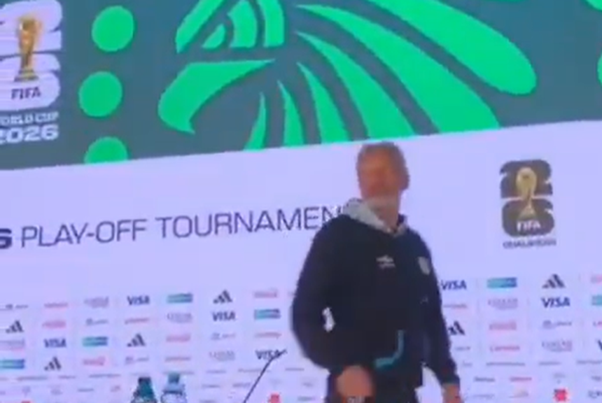 Sébastien Desabre deixa a sala de Imprensa após incidente