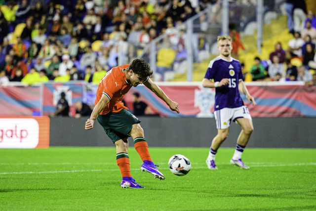 Gonçalo Moreira remata para o terceiro golo de Portugal contra a Escócia nos sub-21 — Foto: IMAGO