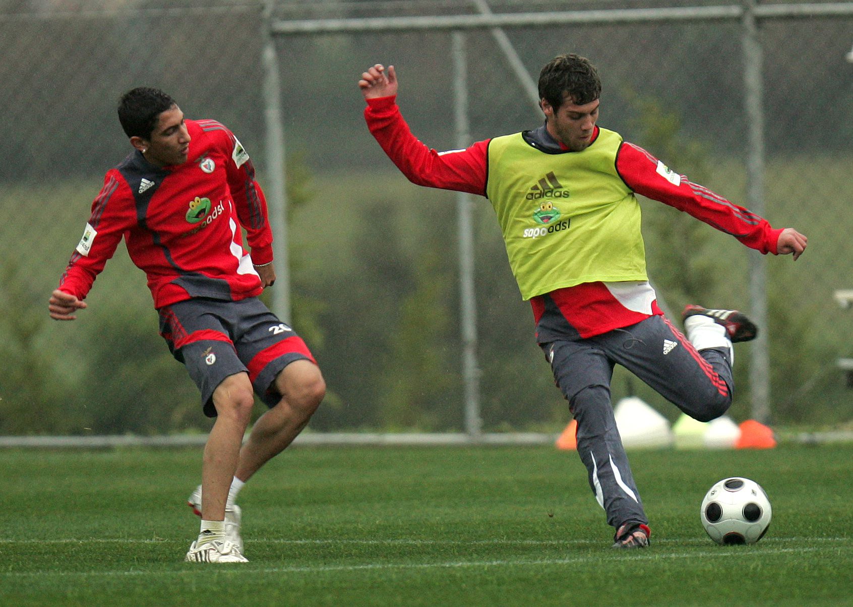 David Simão a fintar Di María num treino do Benfica (foto: A BOLA)