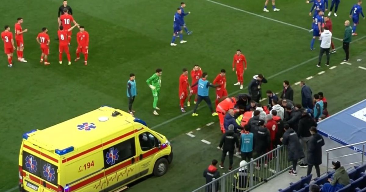 Selecionador da Turquia em estado crítico após colapso durante jogo (vídeo)