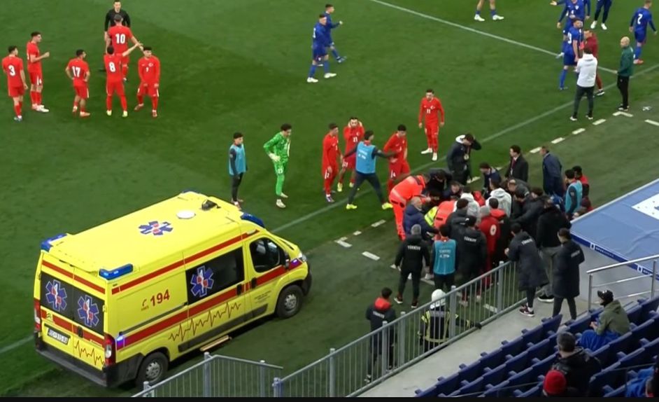 Egemen Korkmaz, selecionador dos sub-21 da Turquia, colapsou durante o jogo com a Croácia
