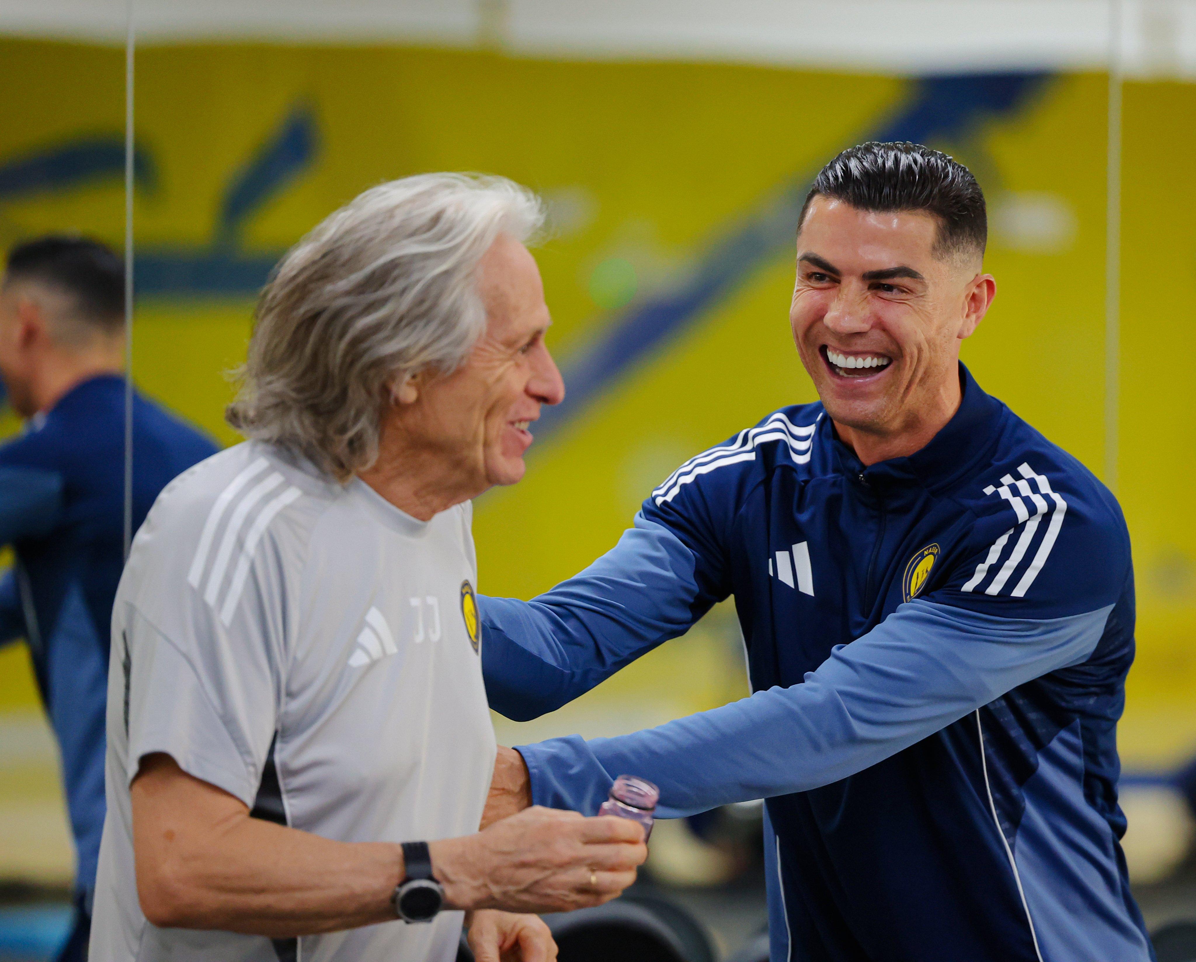 Cristiano Ronaldo e Jorge Jesus foram campeões juntos da liga saudita - Foto: Al Nassr
