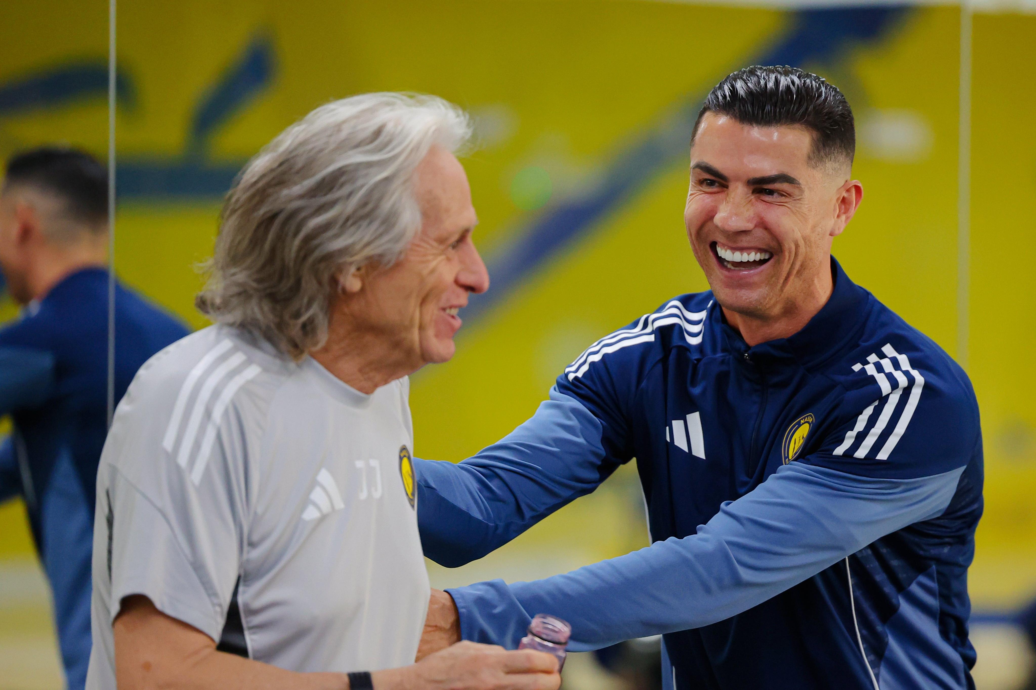 Cristiano Ronaldo e Jorge Jesus sorridentes no treino do Al Nassr - Foto: Al Nassr