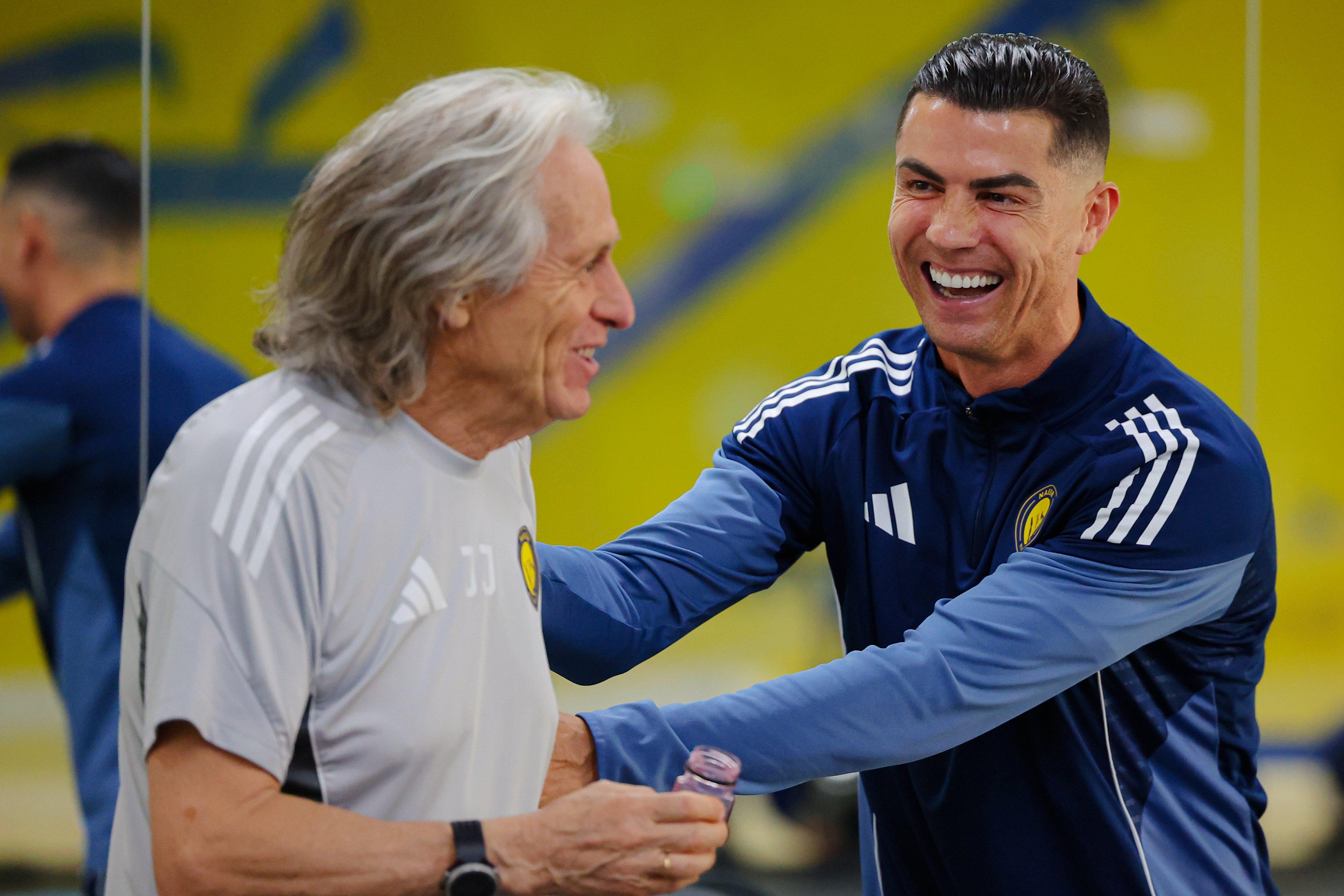 Cristiano Ronaldo e Jorge Jesus foram campeões juntos da liga saudita - Foto: Al Nassr