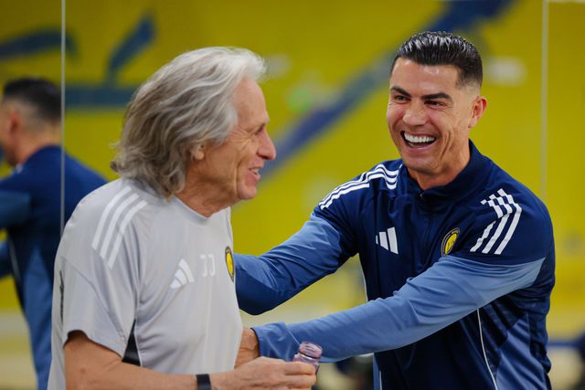 Cristiano Ronaldo e Jorge Jesus sorridentes no treino do Al Nassr - Foto: Al Nassr