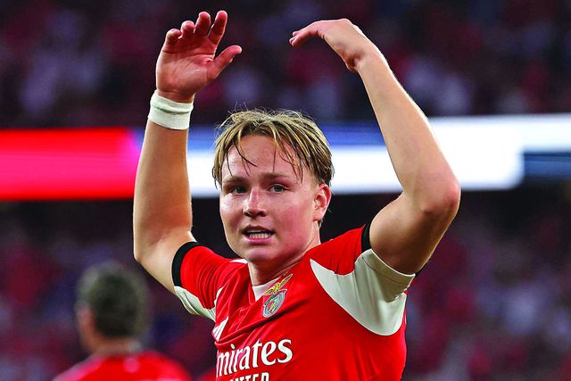 Schjelderup continua a desequilibrar na esquerda