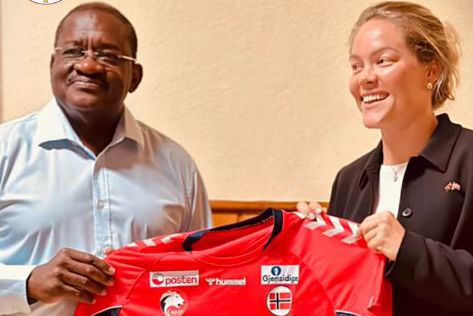 José Amaral Júnior 'Maninho' recebe oferta das mãos de June Solbraekke, embaixadora de Noruega em Luanda