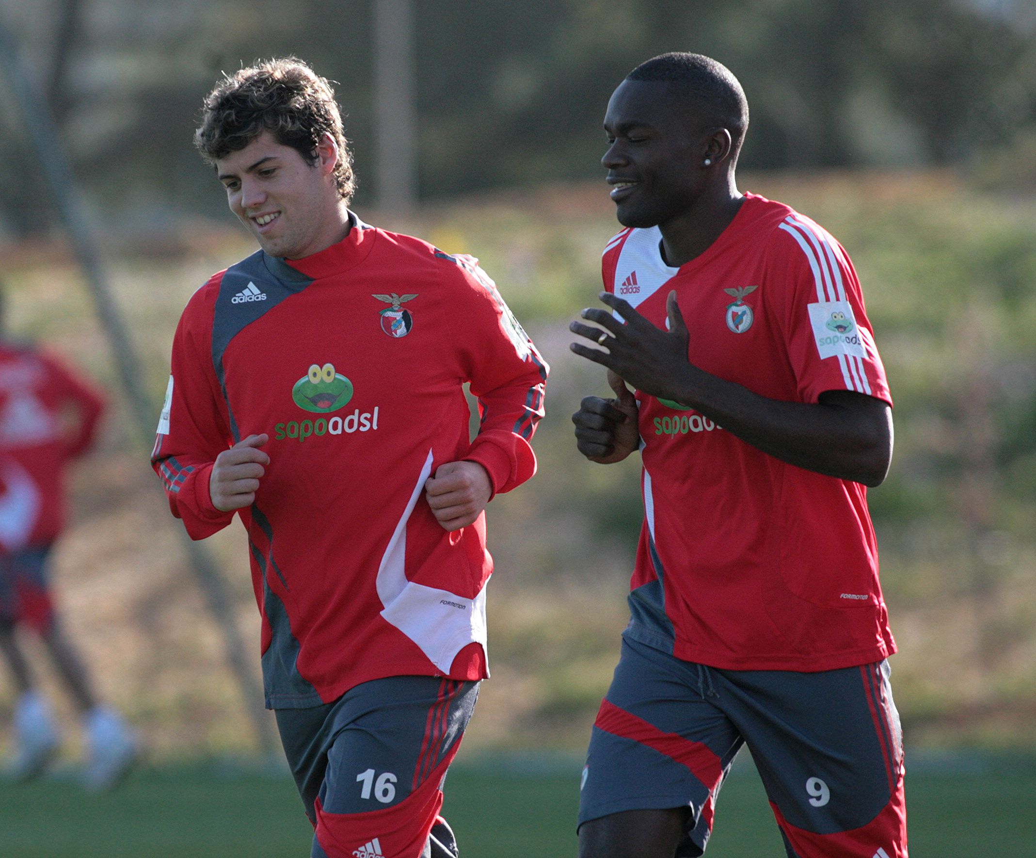 David Simão a treinar no Benfica, ao lado de Pedro Mantorras (foto: A BOLA)