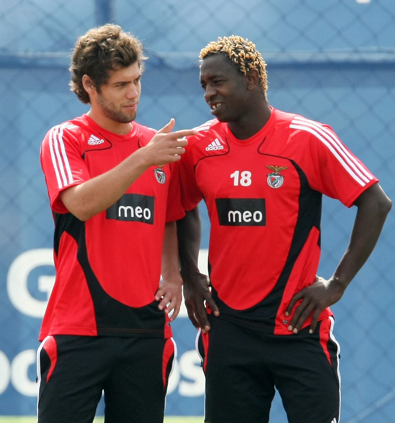 Com o camaronês Gilles Binya num treino do Benfica (foto: A BOLA)