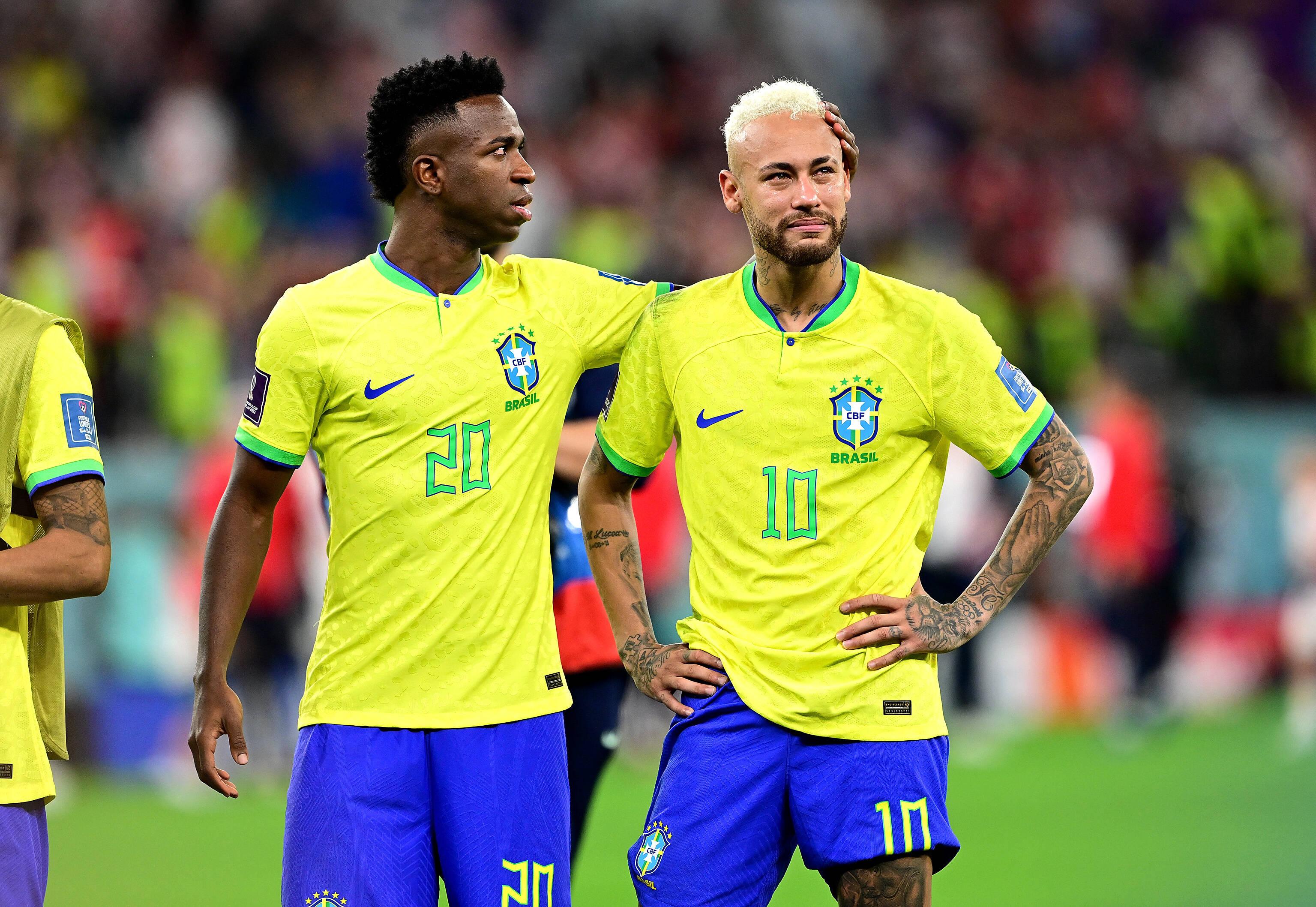 Vinícius Júnior e Neymar desolados após a eliminação do Brasil no Mundial 2022 com a Croácia, nos penáltis