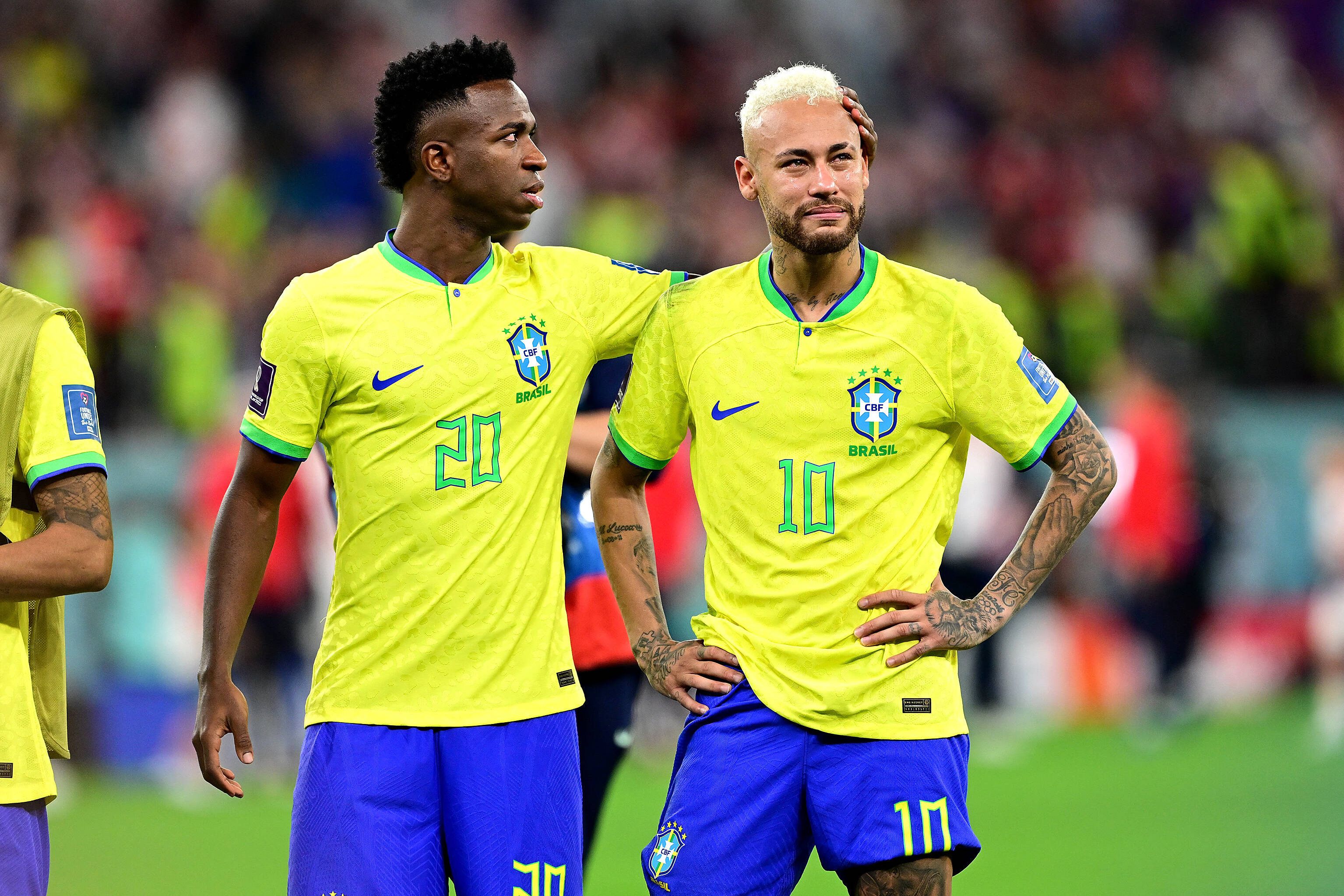 Vinícius Júnior e Neymar desolados após a eliminação do Brasil no Mundial 2022 com a Croácia, nos penáltis