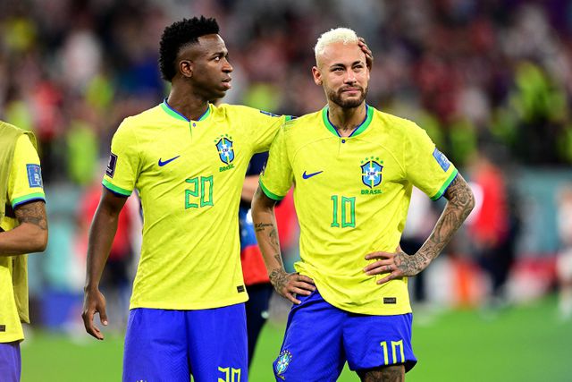 Vinícius Júnior e Neymar desolados após a eliminação do Brasil no Mundial 2022 com a Croácia, nos penáltis