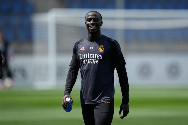 Defesa regressa à convocatória de Xabi Alonso