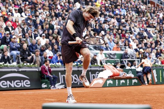 Roland-Garros: Sinner nos 'oitavos', Rublev em fúria surpreendido por Arnaldi