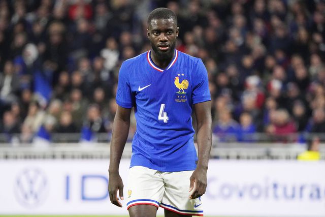 Barcelona e Real Madrid disputam Upamecano